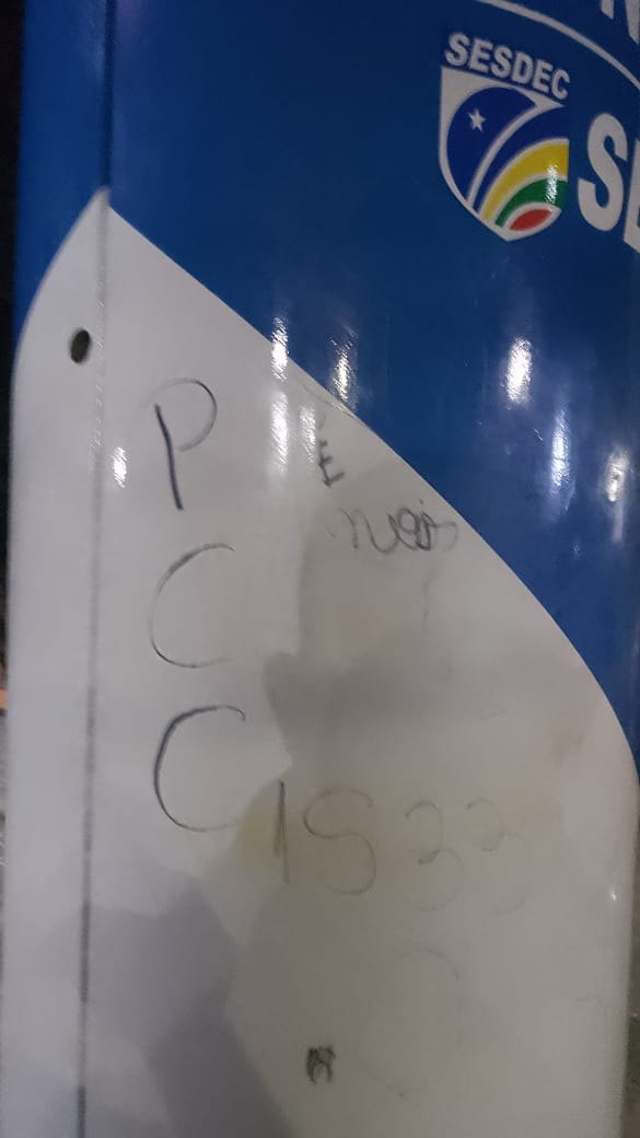 DANO AO PATRIMÔNIO: Jovem é flagrado pichando toten de segurança na capital