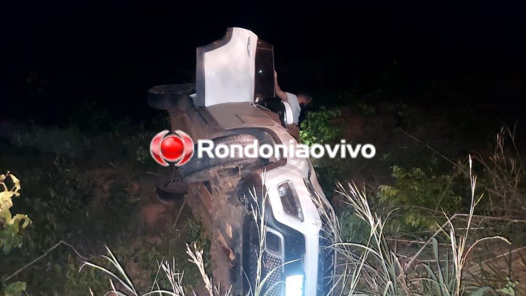 PERIGO: Jeep Compass ocupado por família capota em ribanceira na BR-364