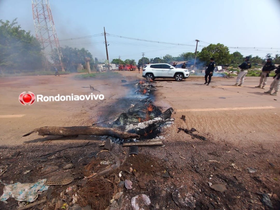 MANIFESTAÇÃO: Moradores fecham BR-364 em Porto Velho sentido Acre