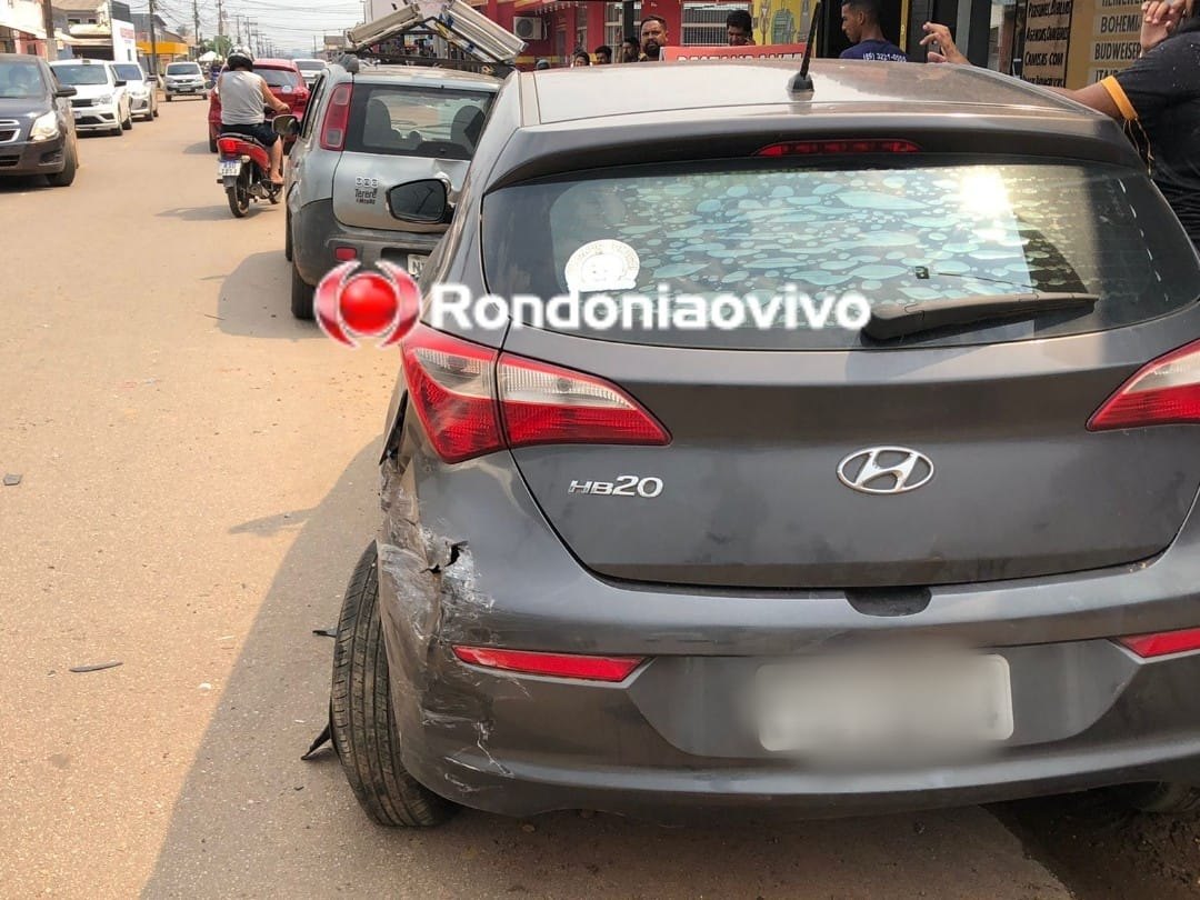 FORTE BATIDA: Voyage capota após colisão contra HB20 estacionado