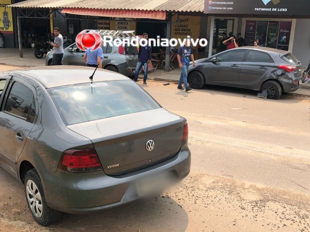 FORTE BATIDA: Voyage capota após colisão contra HB20 estacionado