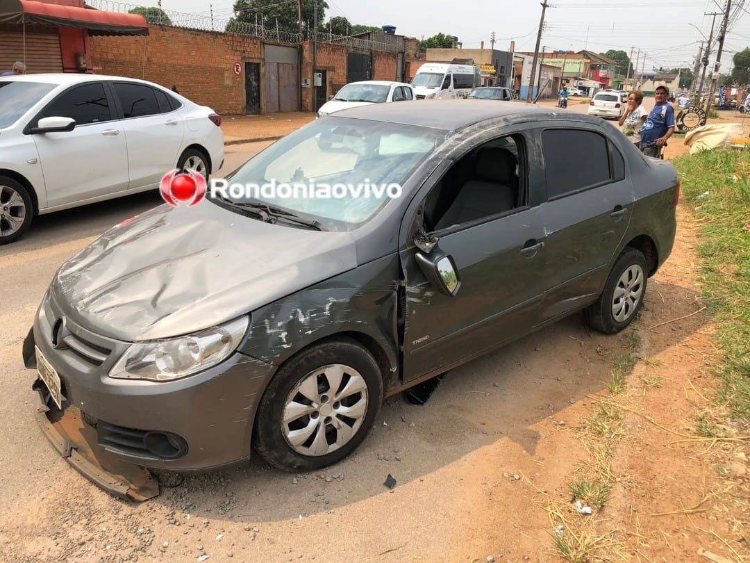 FORTE BATIDA: Voyage capota após colisão contra HB20 estacionado