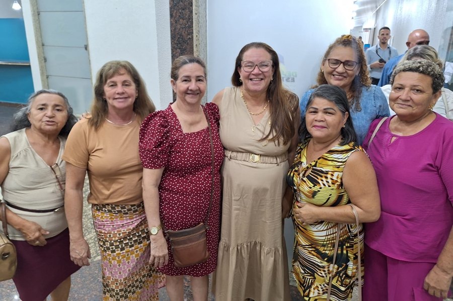 ELLIS REGINA: Vereadora parabeniza servidores antigos da Câmara Municipal