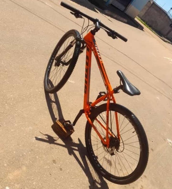 VÍDEO: Ladrão de bicicleta Lotus é flagrado durante furto na frente de açougue