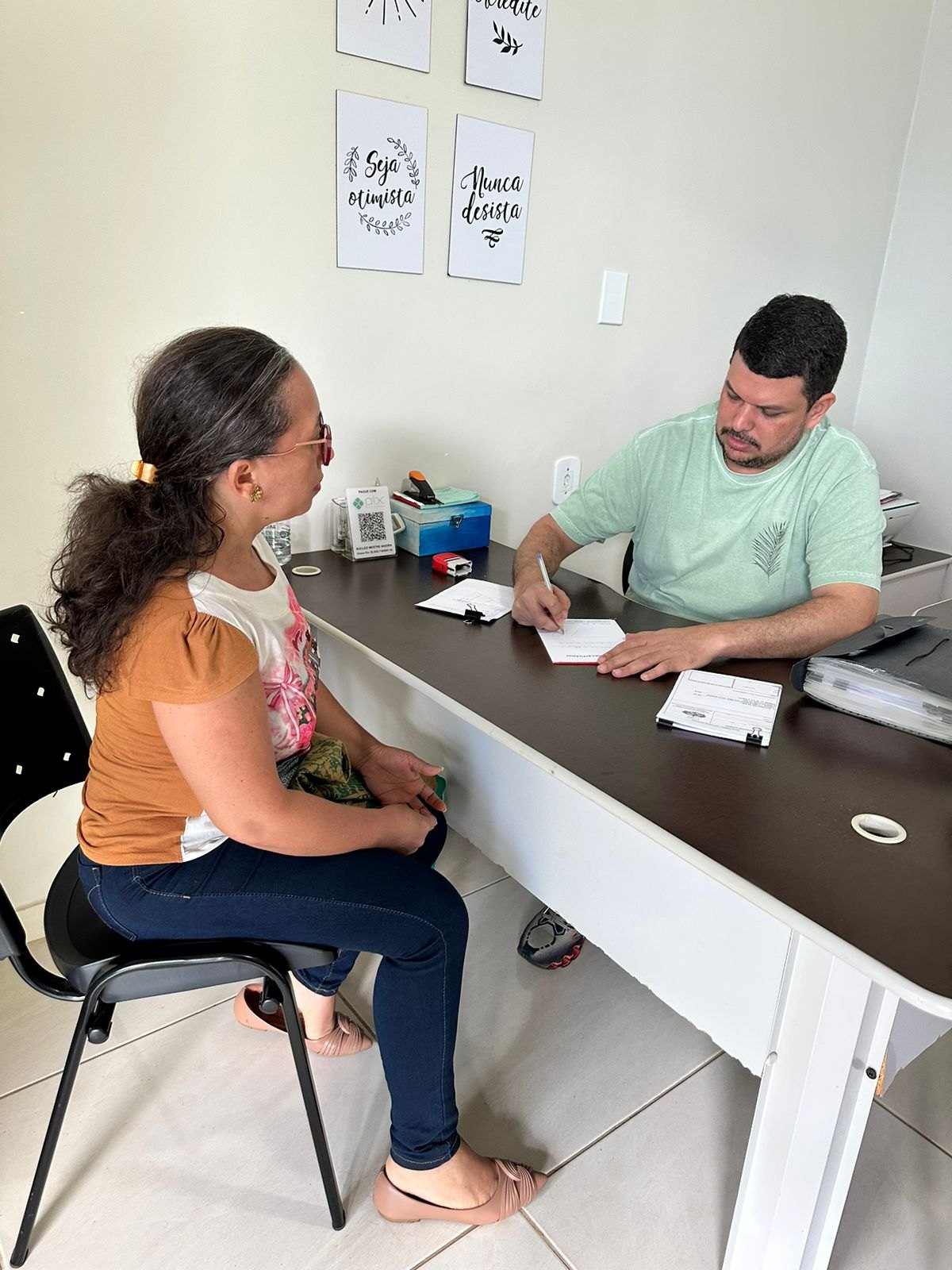 CLEVER CUSTÓDIO: Ortopedista leva atendimentos sociais gratuitos a bairros carentes