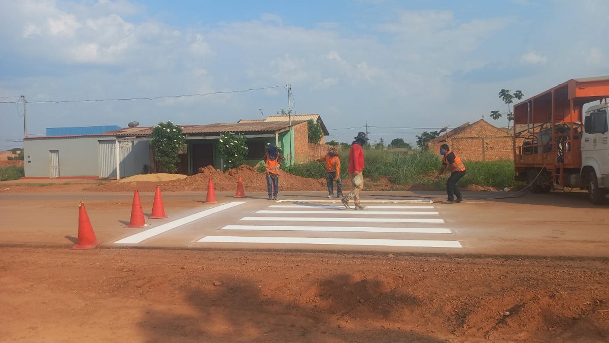 EDWILSON NEGREIROS: Após pedido de vereador prefeitura instala faixa de pedestres em área escolar