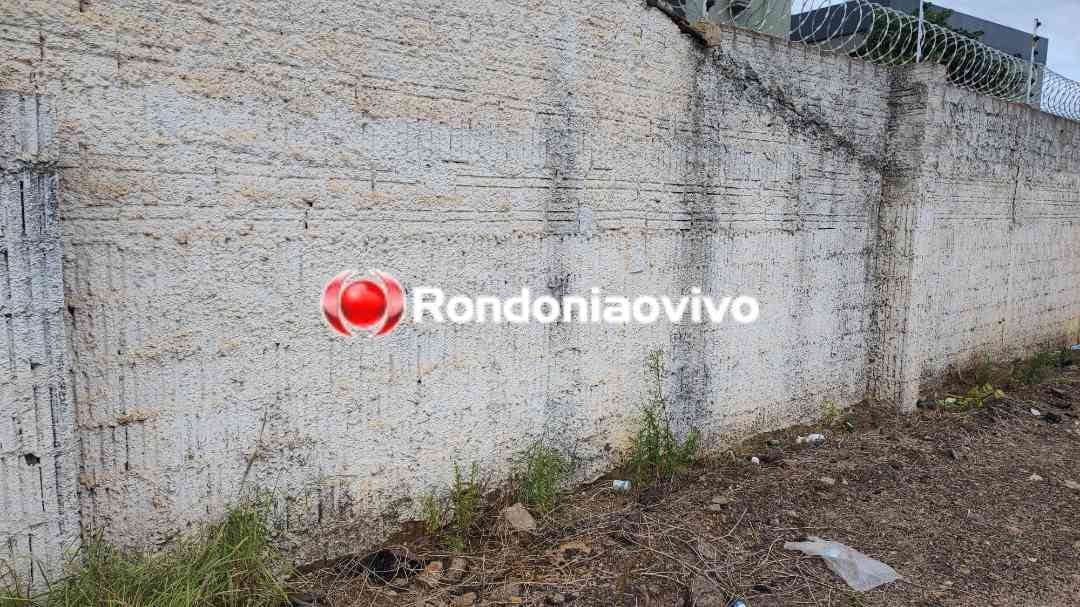 BIKE SEM FREIO: Idoso passa direto em curva e bate contra muro de condomínio