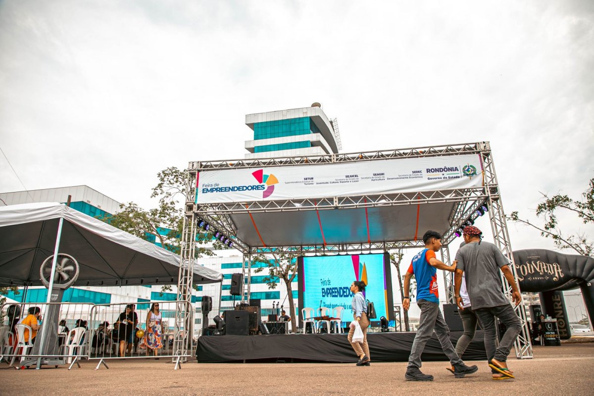 'NATAL DE LUZ': Cantora Marla Sousa é atração da Feira de Empreendedores