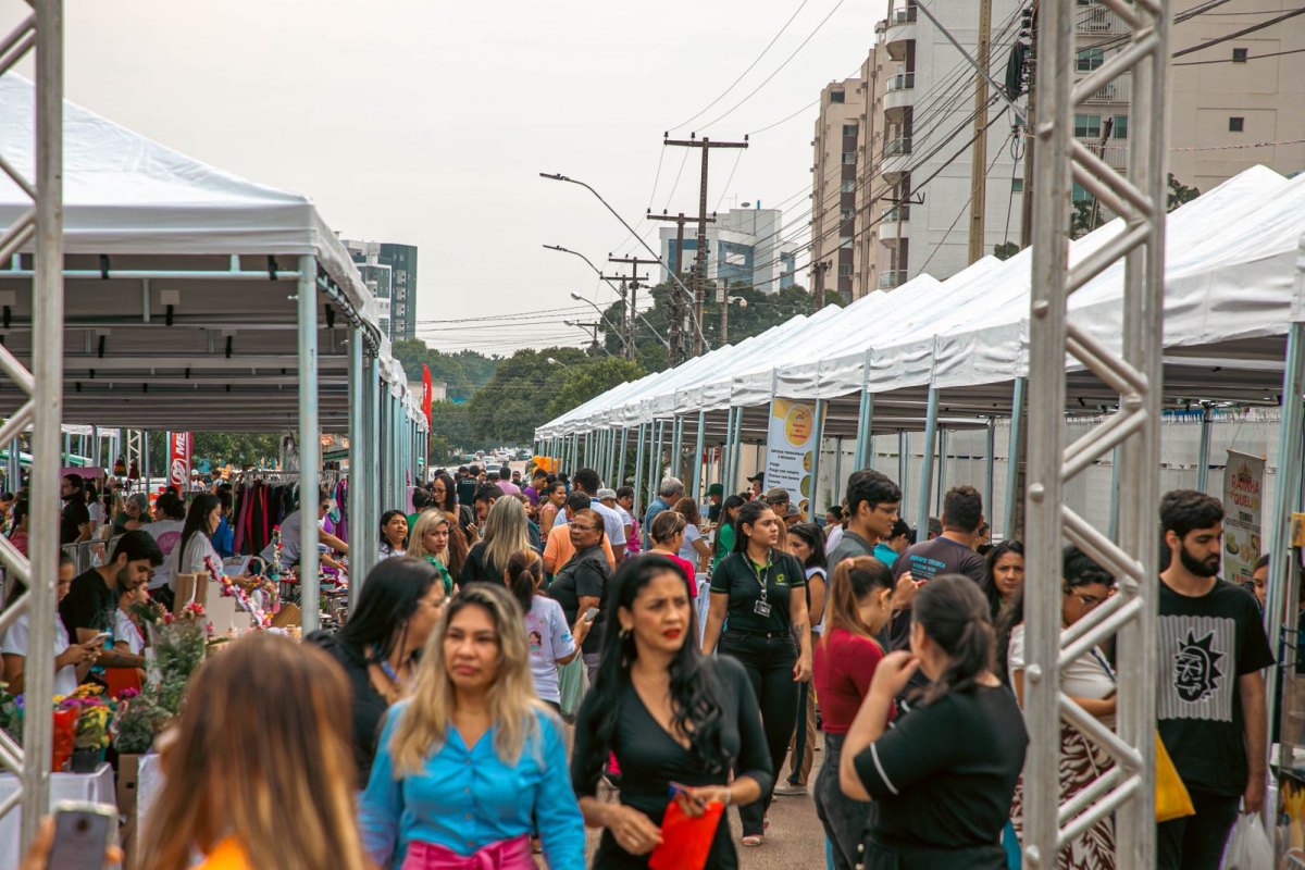 'NATAL DE LUZ': Cantora Marla Sousa é atração da Feira de Empreendedores