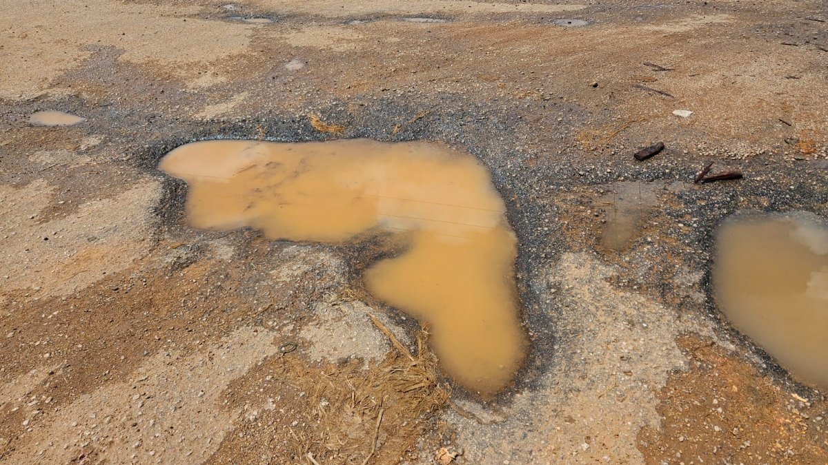 PEDIDO DE PROVIDÊNCIA: População clama por solução para esgoto na rua e buracos na zona Sul