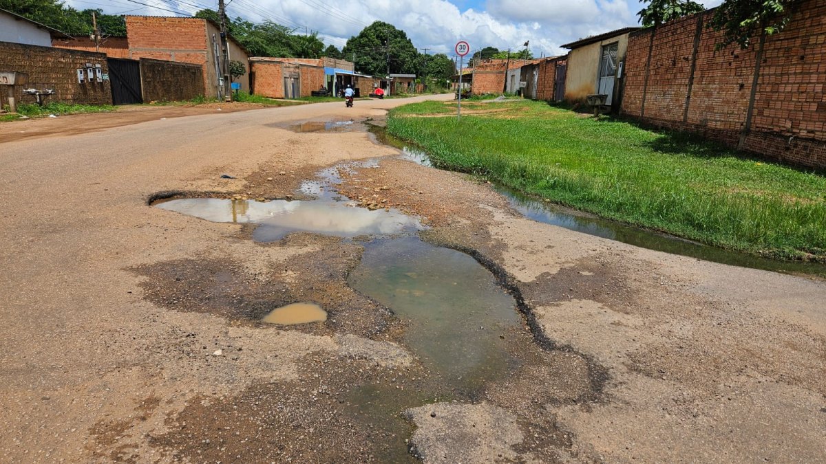 PEDIDO DE PROVIDÊNCIA: População clama por solução para esgoto na rua e buracos na zona Sul