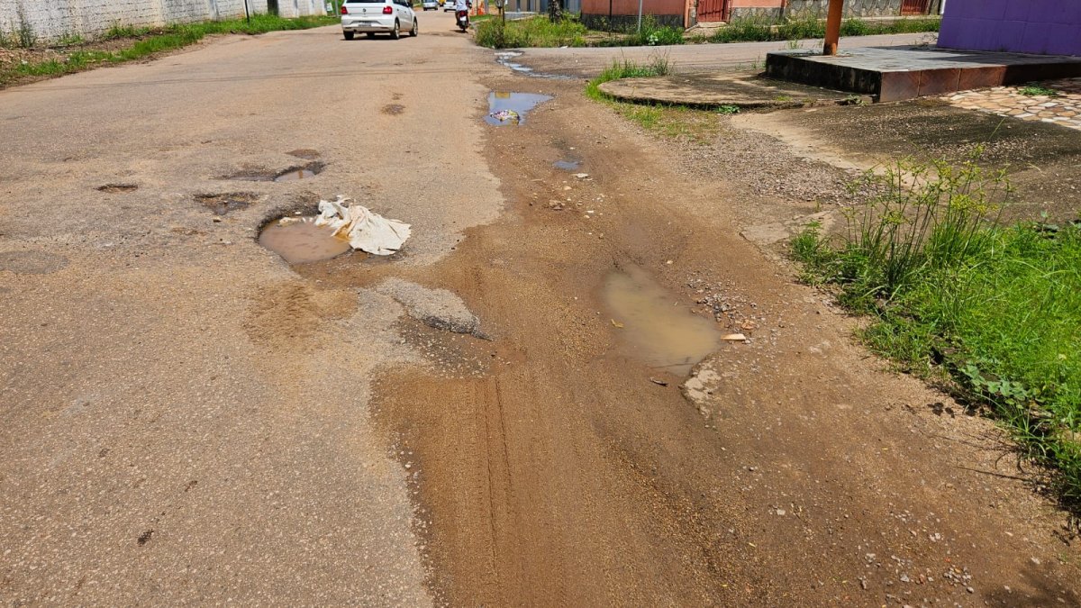 PEDIDO DE PROVIDÊNCIA: População clama por solução para esgoto na rua e buracos na zona Sul