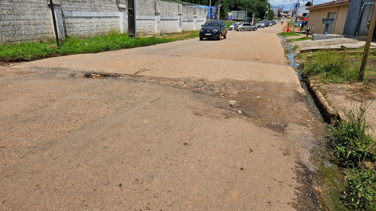 PEDIDO DE PROVIDÊNCIA: População clama por solução para esgoto na rua e buracos na zona Sul