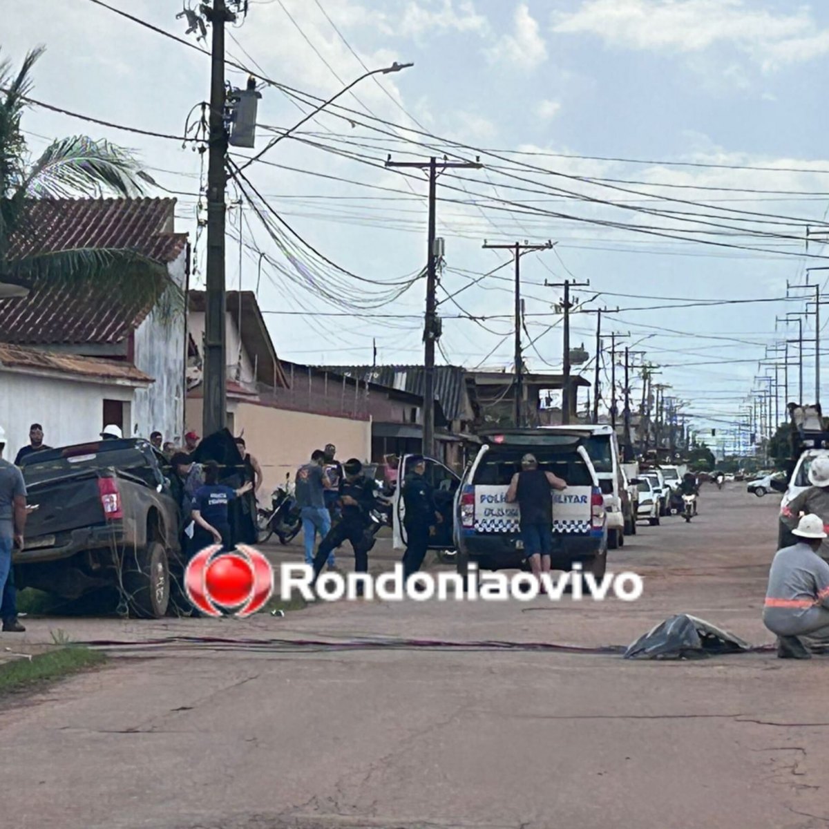 PRESO EM FLAGRANTE: Motorista embriagado causa destruição após derrubar poste e muro