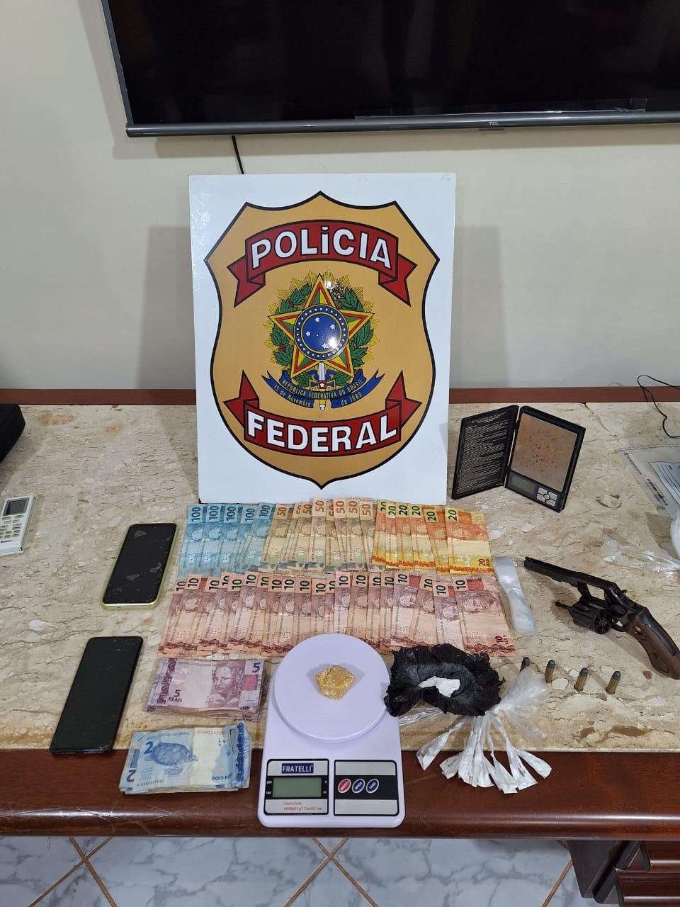 CAIU: PF prende traficante com porções de drogas e armado durante abordagem