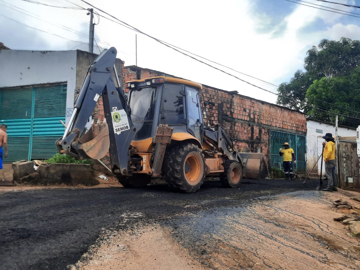 JÚNIOR QUEIROZ: SEMOB realiza tapa buracos no bairro Tucumanzal após solicitação de vereador