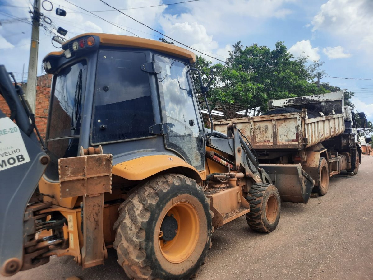 JÚNIOR QUEIROZ: SEMOB realiza tapa buracos no bairro Tucumanzal após solicitação de vereador