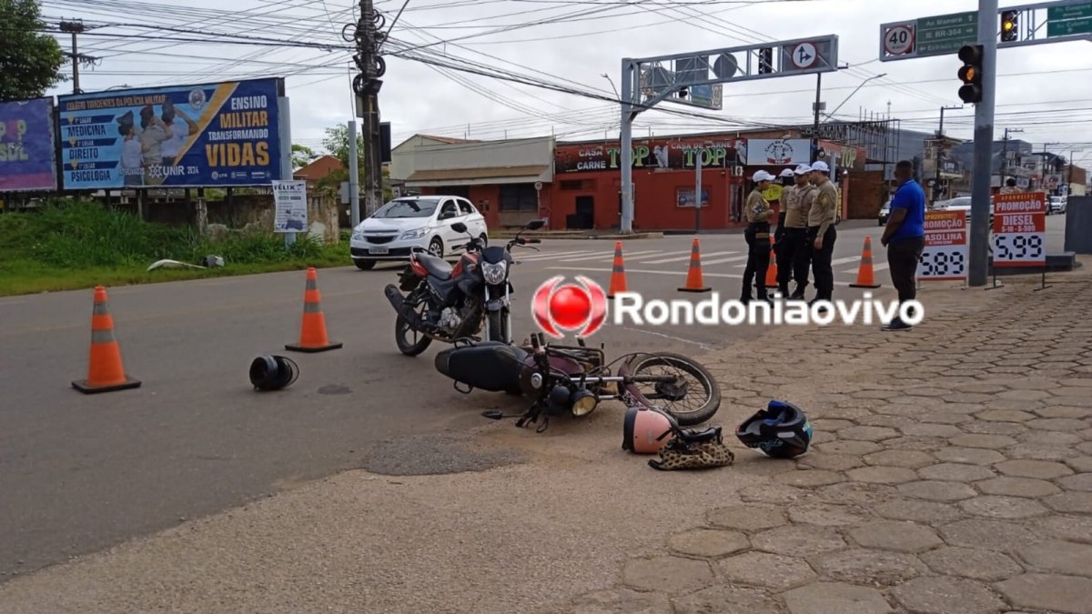 NA CALAMA: Grávida é socorrida às pressas após acidente envolvendo motos