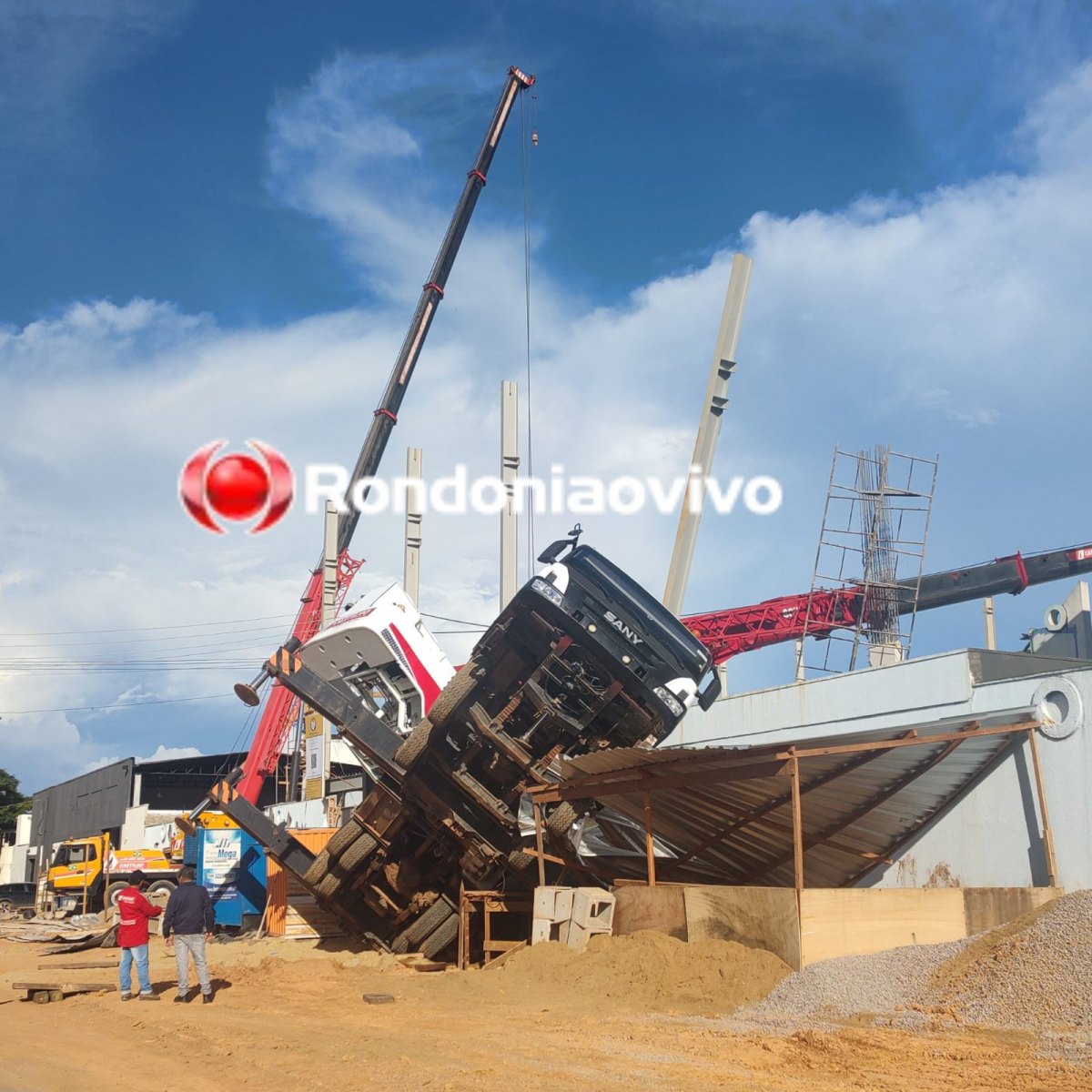CENAS DA CIDADE: Caminhão guindaste tomba durante serviço em obra