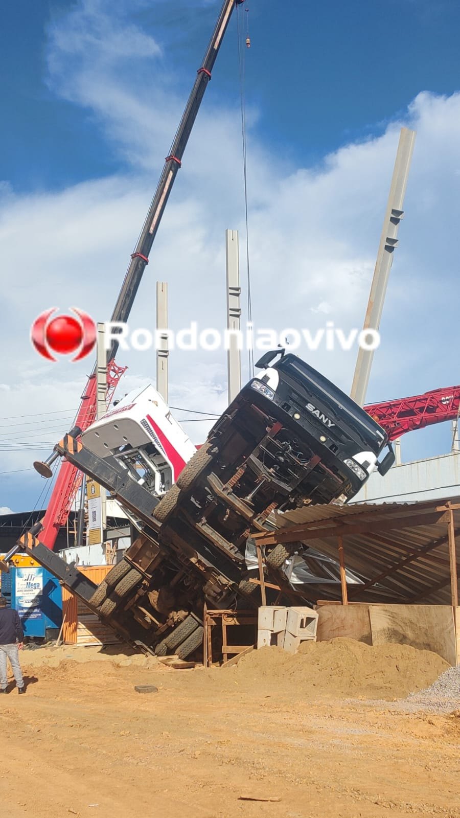 CENAS DA CIDADE: Caminhão guindaste tomba durante serviço em obra