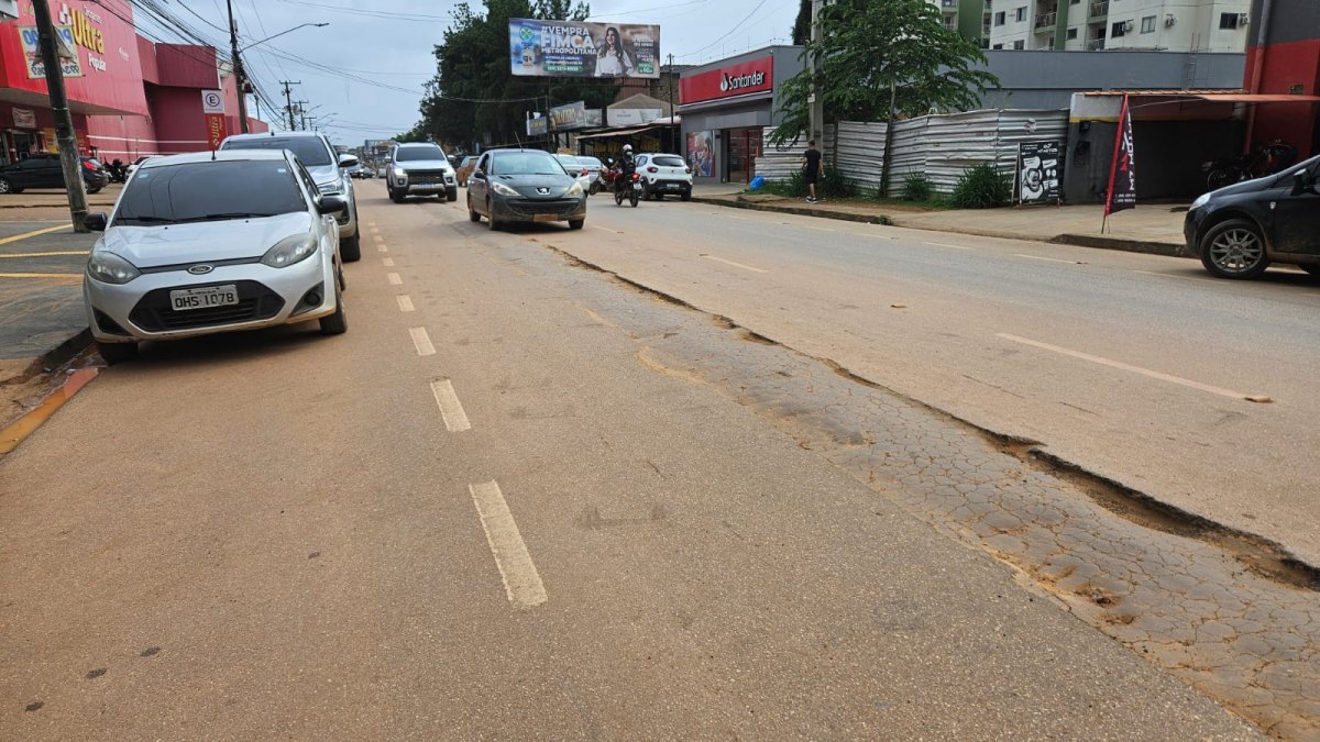 BAGUNÇA SEM FIM: Obras da rede de água causam transtornos no trânsito e buracos em Porto Velho