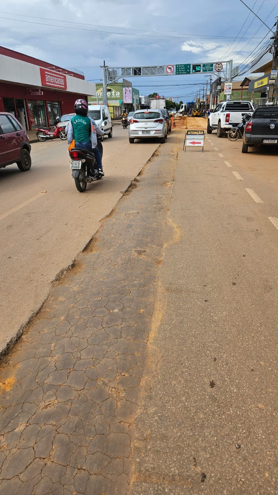 BAGUNÇA SEM FIM: Obras da rede de água causam transtornos no trânsito e buracos em Porto Velho