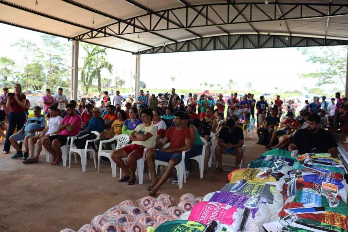 ROSANGELA DONADON: Deputada entrega material esportivo e uniformes para atletas