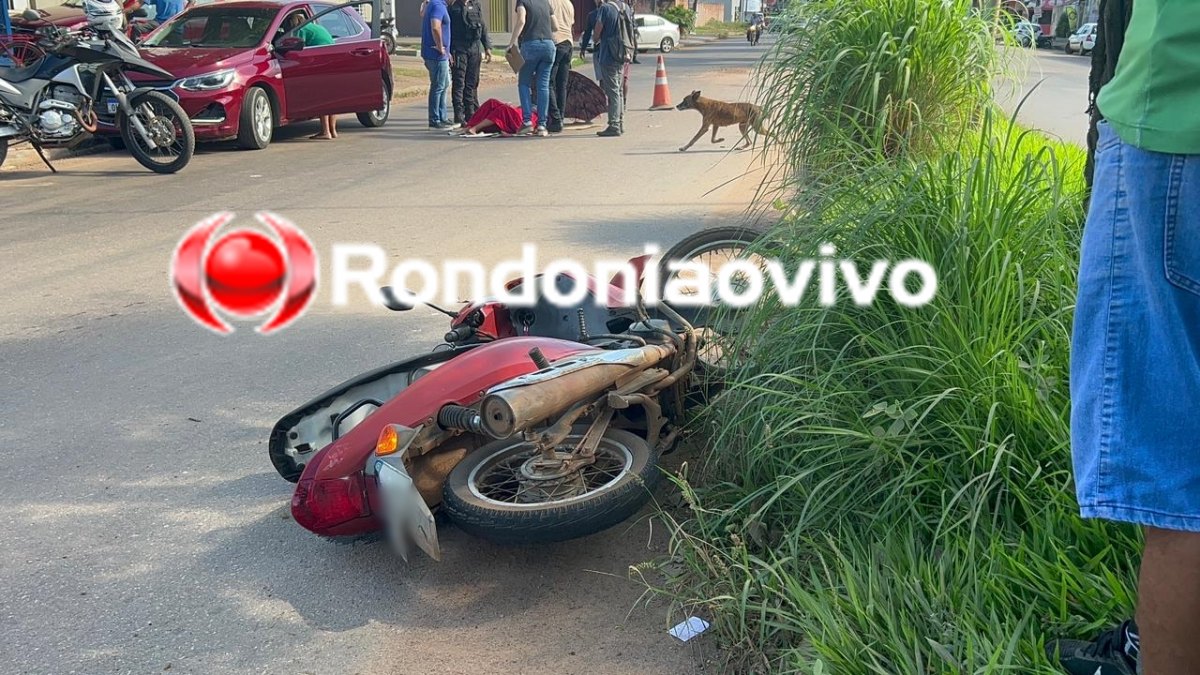 VÍDEO: Mulher em moto é atingida por carro ao desviar de buraco na Guaporé