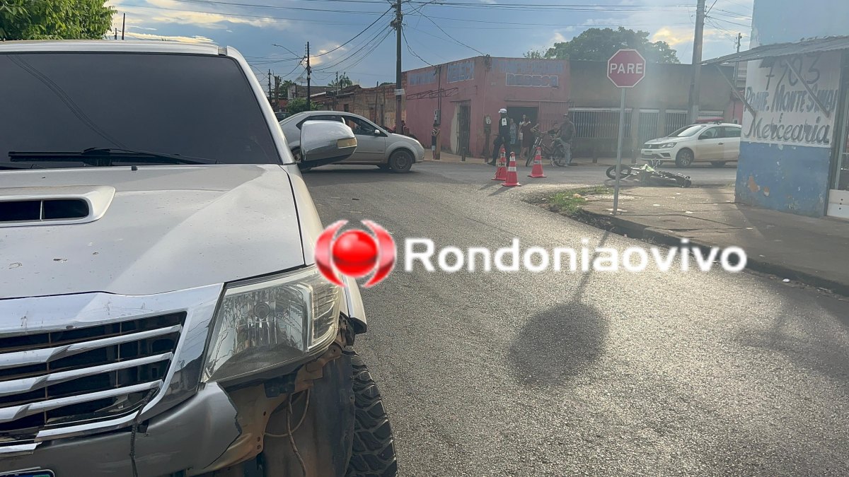 JOGADO NA CALÇADA: Condutora de Hilux avança cruzamento e causa grave acidente com motociclista