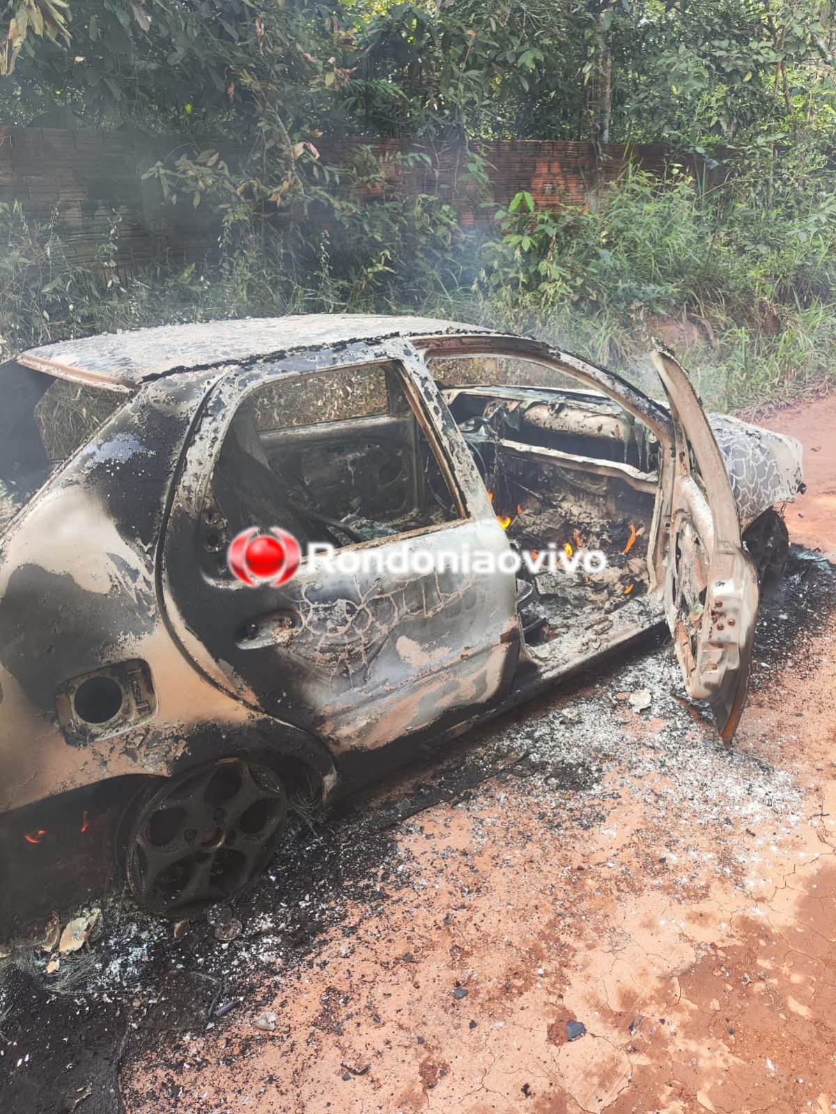 VÍDEO: Carro usado em ataque a tiros contra policial penal federal é incendiado