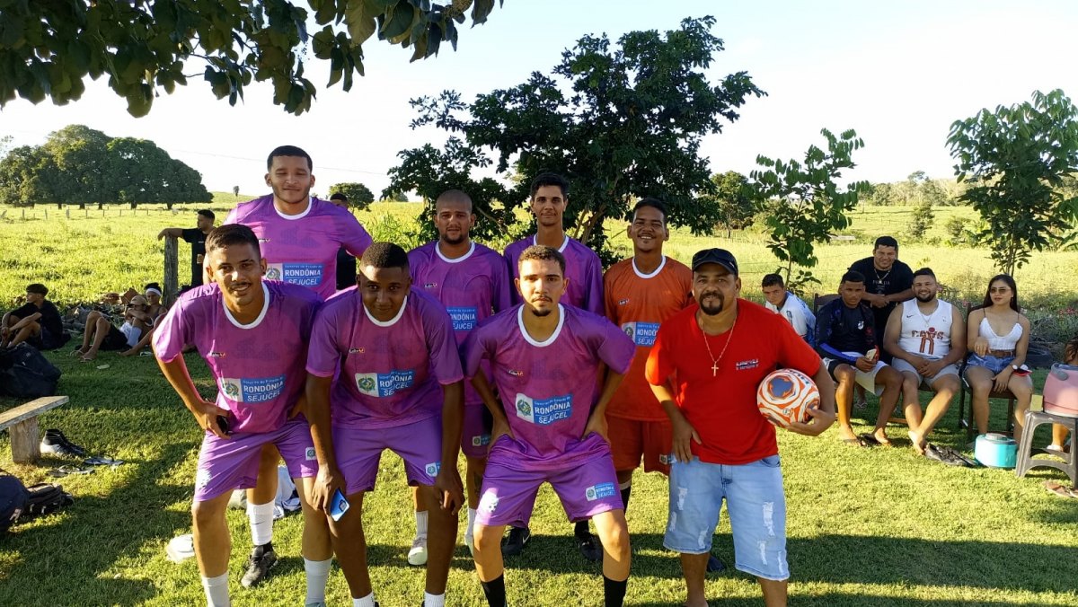 ROSANGELA DONADON: Atletas são beneficiados com uniformes e materiais esportivos