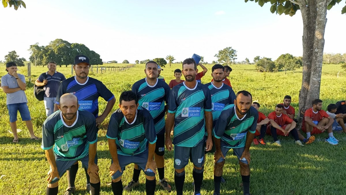 ROSANGELA DONADON: Atletas são beneficiados com uniformes e materiais esportivos