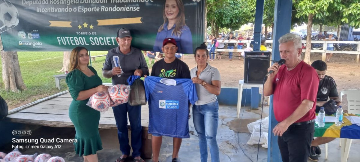ROSANGELA DONADON: Atletas são beneficiados com uniformes e materiais esportivos