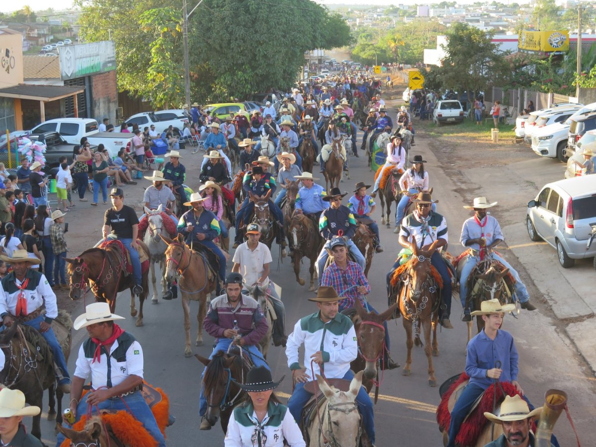 EXPOCOL 2024: Cavalgada de abertura leva multidão às ruas de Colorado do Oeste