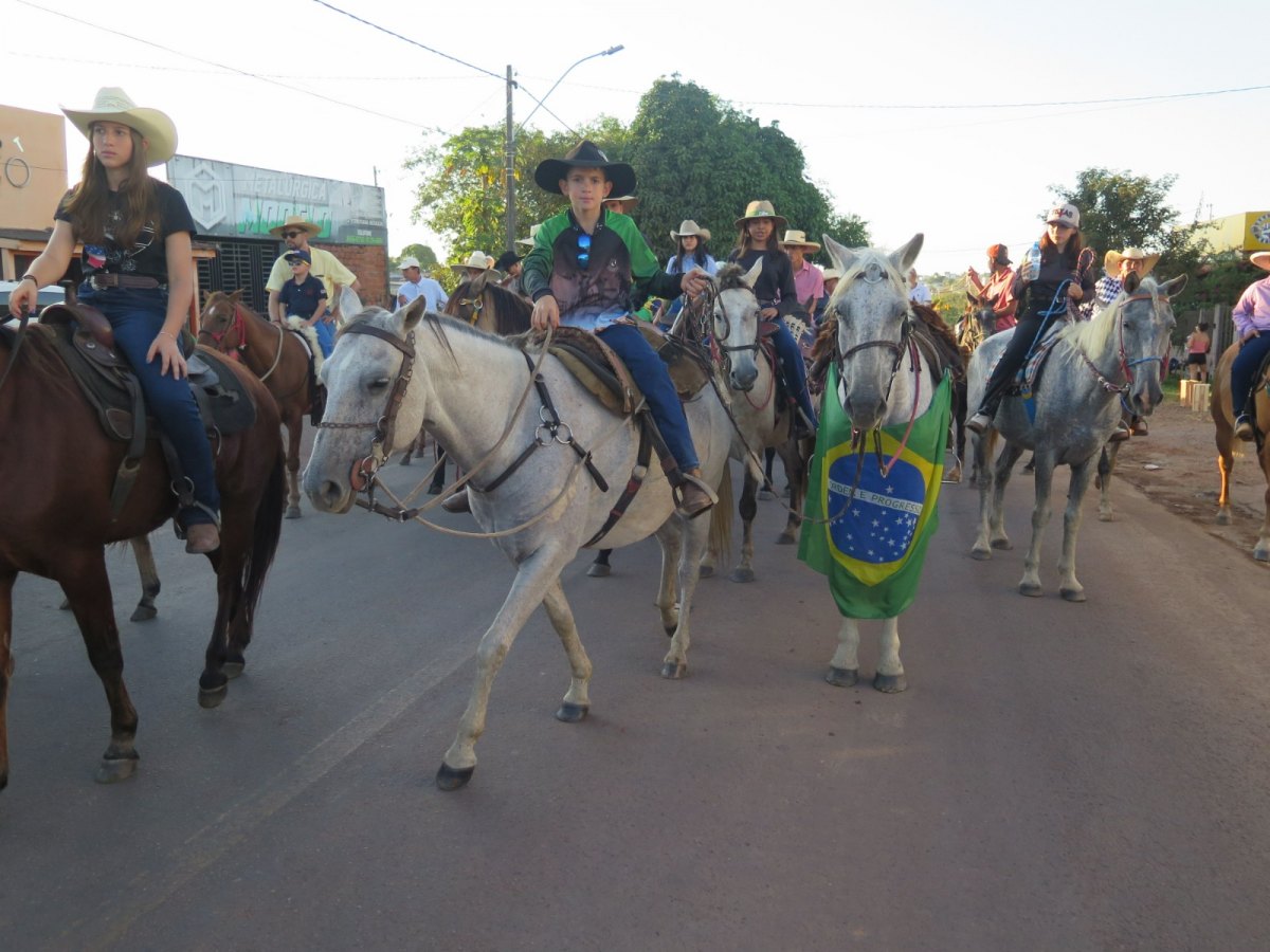 EXPOCOL 2024: Cavalgada de abertura leva multidão às ruas de Colorado do Oeste