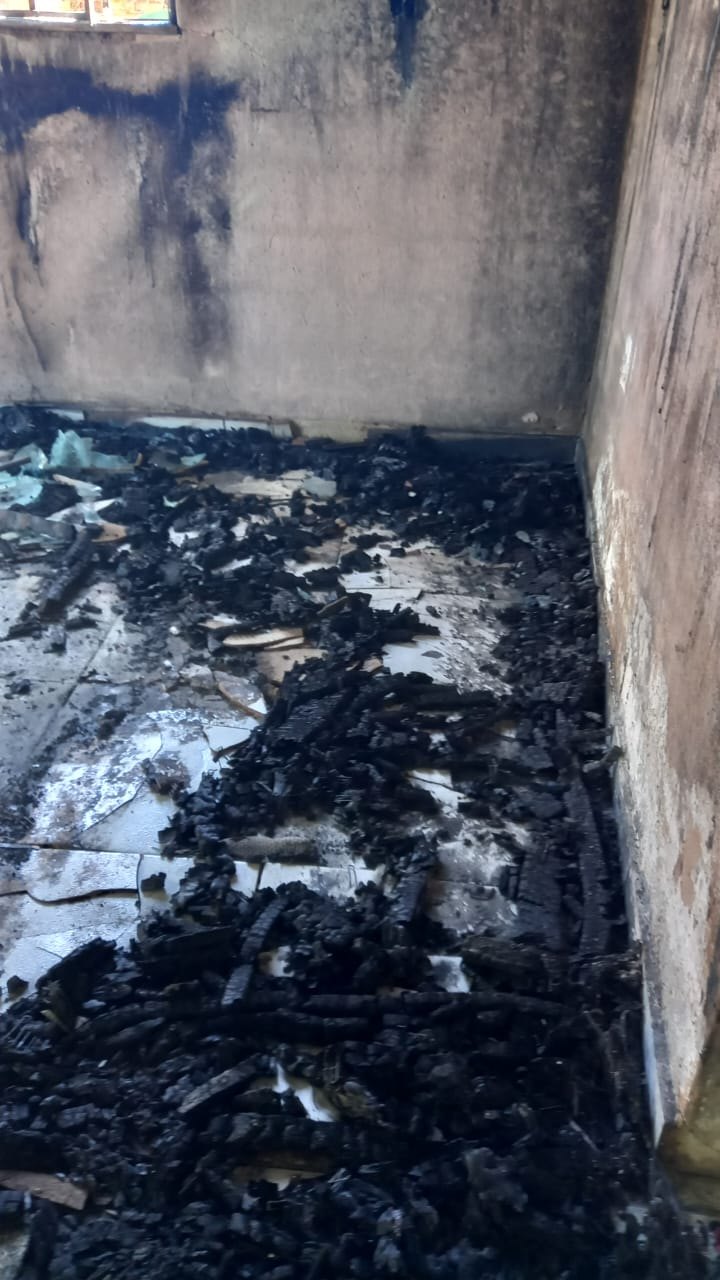 SOLIDARIEDADE: Casal de idosos perdem tudo após casa pegar fogo em Porto Velho