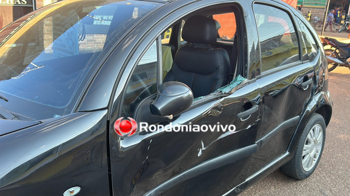 ALTA VELOCIDADE: Motoboy de delivery na contramão bate violentamente em carro