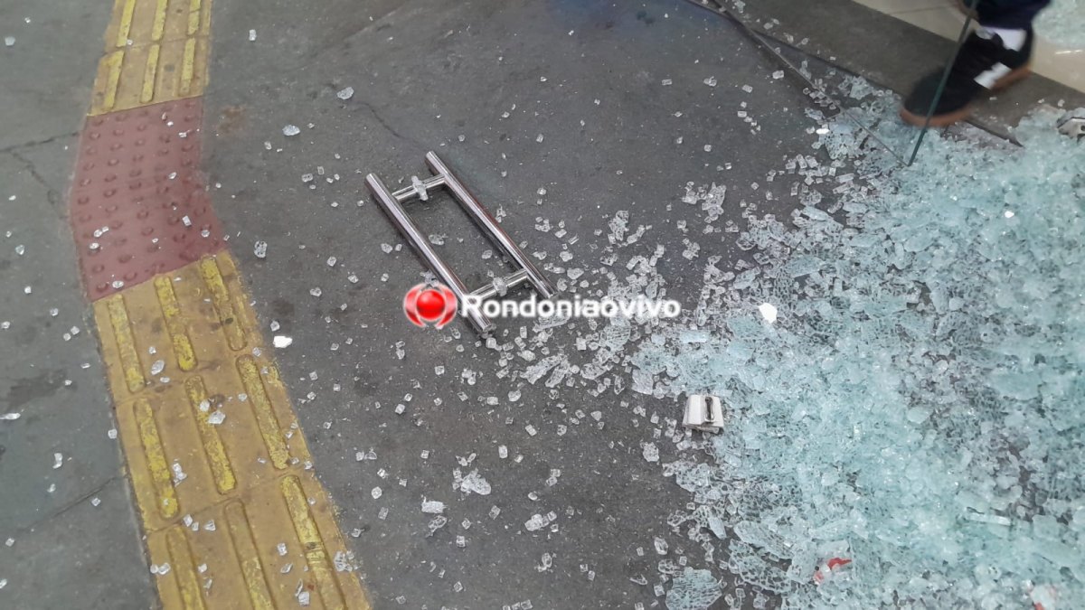 NO CENTRO: Farmácia Pague Menos é alvo da criminalidade na madrugada 
