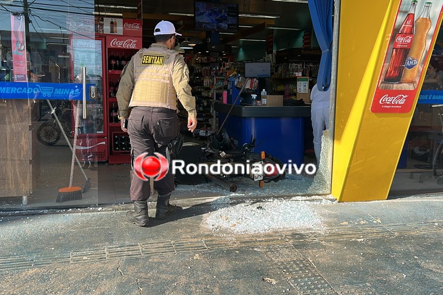 VÍDEO: Motociclista invade supermercado após colisão com carro da Emdur