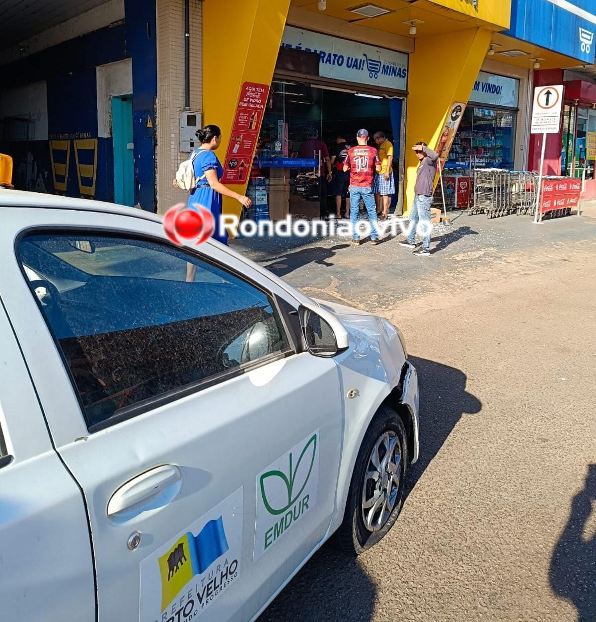 VÍDEO: Motociclista invade supermercado após colisão com carro da Emdur