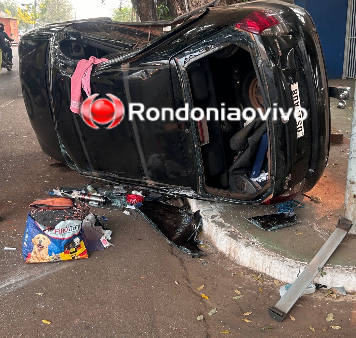 NA CARLOS GOMES: Carro de aplicativo capota e passageira fica ferida no Centro