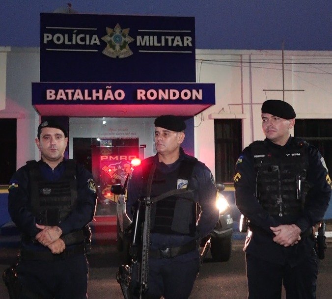 ATO DE BRAVURA: Policiais militares salvam a vida de família em residência em chamas 