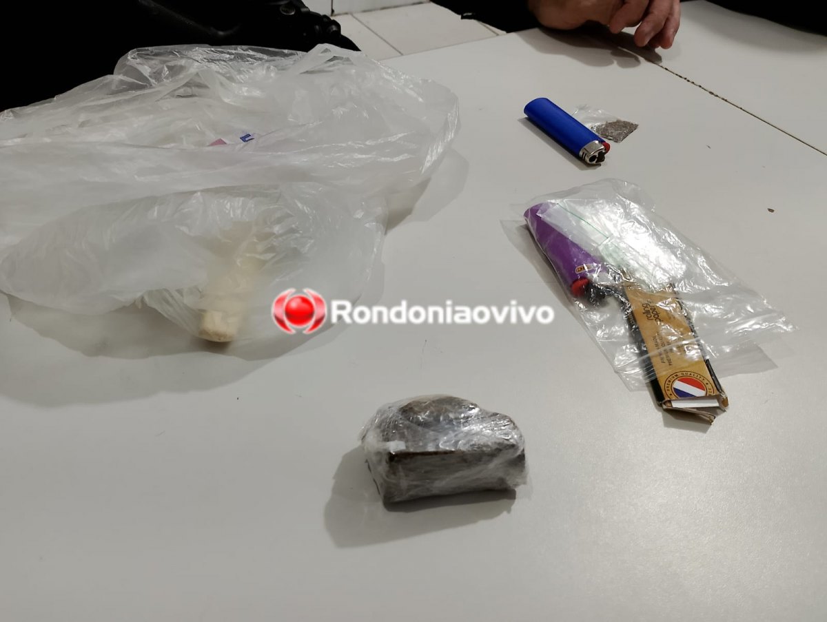 FLAGRADOS: Alunos fardados são detidos por tráfico de drogas atrás de escola 