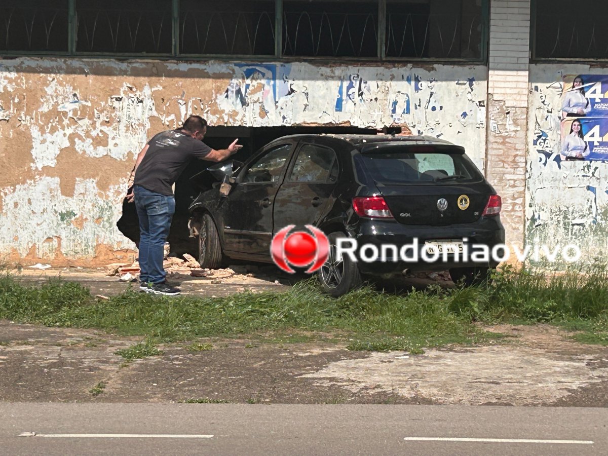 NO CENTRO: Vídeo mostra Gol invadindo prédio após colisão envolvendo três veículos 