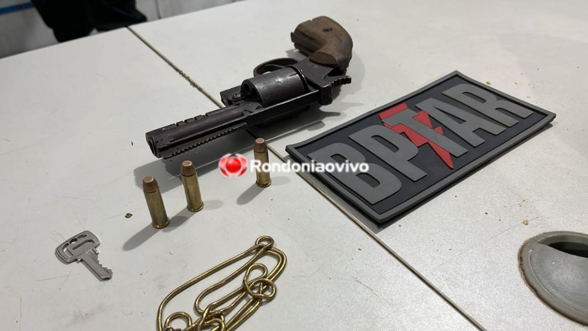 NO FLAGRA: Polícia Militar prende dupla que corria armada na zona Leste 