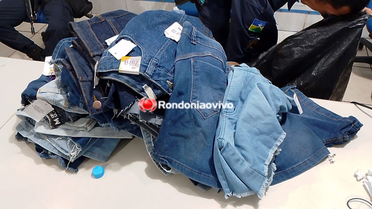 NO CENTRO: Ladrão é flagrado furtando mais de 40 peças de roupas femininas em loja