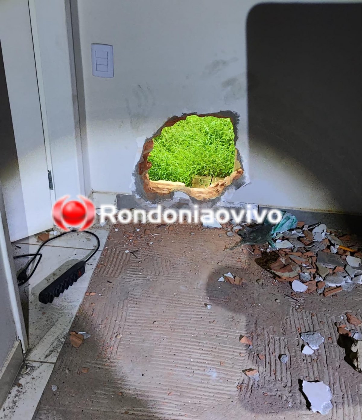 NO COFRE: Criminosos rendem idoso e roubam todo o dinheiro e arma em agência do Sicoob 