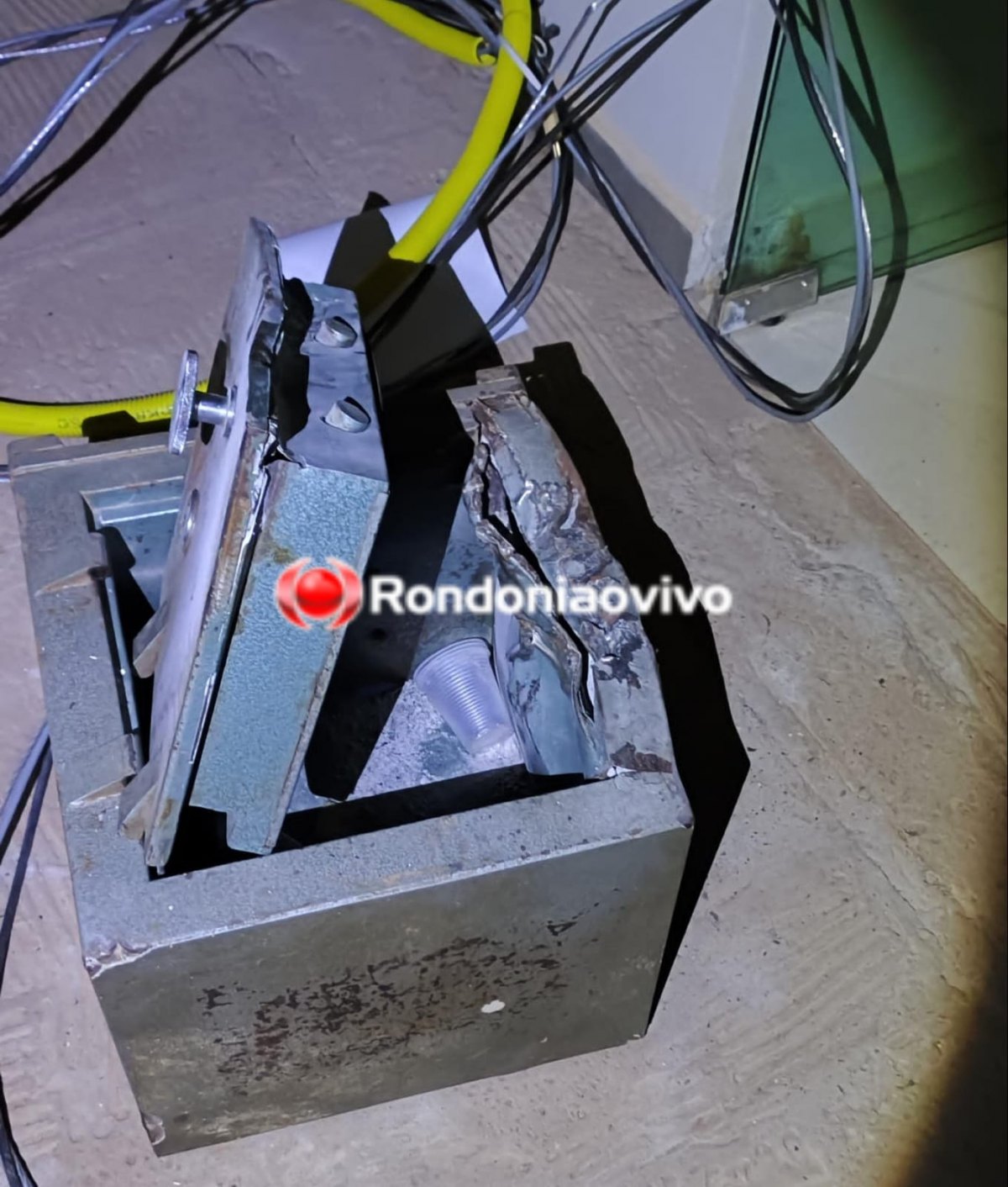 NO COFRE: Criminosos rendem idoso e roubam todo o dinheiro e arma em agência do Sicoob 