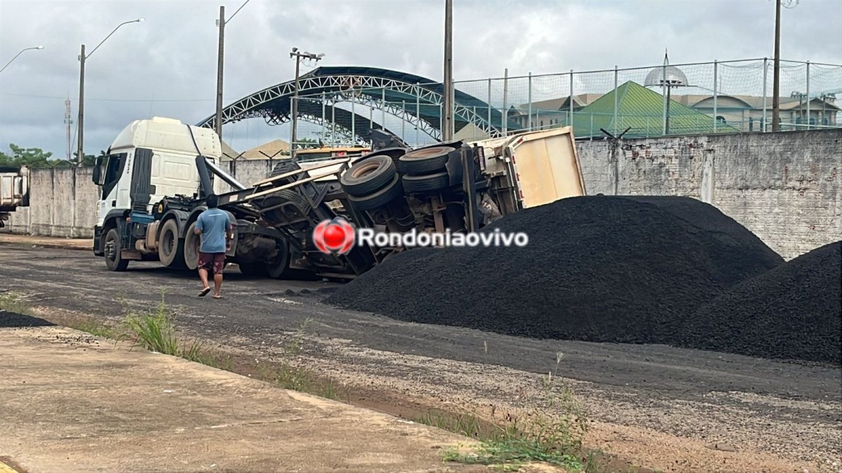 NA OBRA: Carreta à serviço da prefeitura tomba carregada de material para asfaltamento 