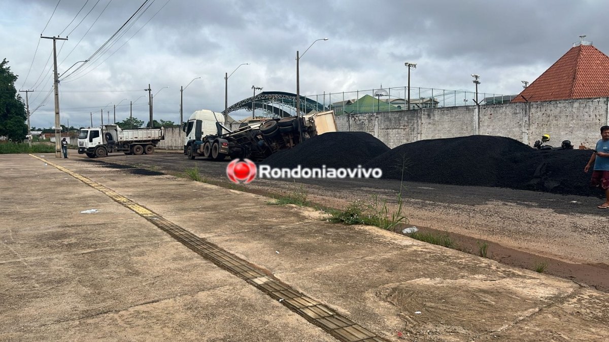 NA OBRA: Carreta à serviço da prefeitura tomba carregada de material para asfaltamento 